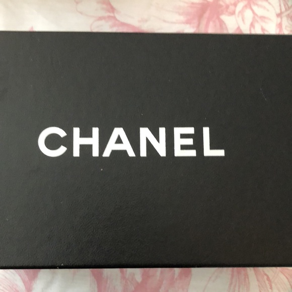 5 designer boxes. Two Chanel, one, Burberry, two Tiffany.